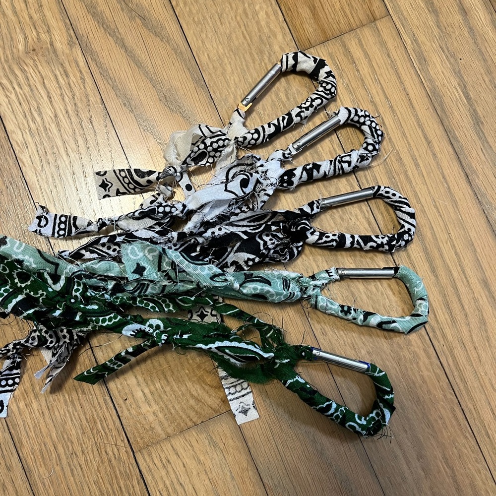 Dark green paisley print carabiner keychain - Picture 2 of 2